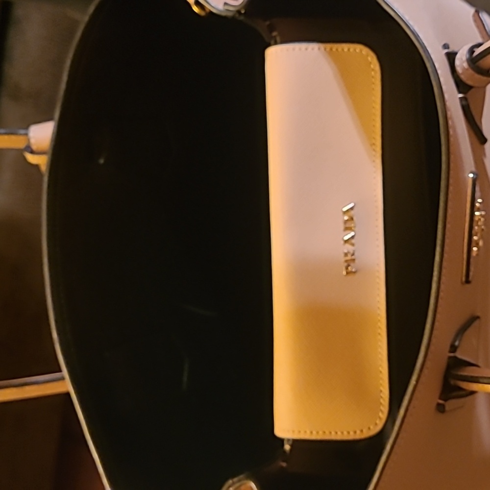 PRADA - Picture 2 of 5